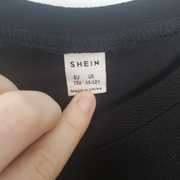 👑NWOT Little Girls SHEIN Back and Chain Print Dress👑 - Picture 3 of 6